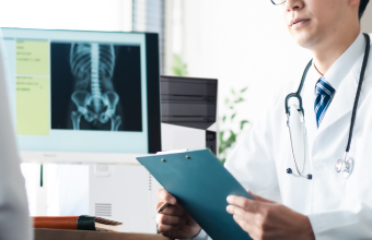 医療用画像を確認する医師と安定稼働するPC環境
