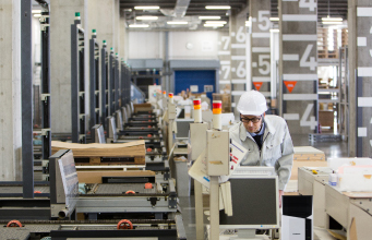 生産ラインで制御端末を使用する作業現場の様子