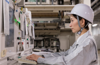 計測機器のデータ処理を行う作業員と制御システム